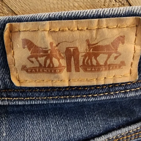 Women's Levi's Blue Denim Shorts. NWOT - Picture 2 of 5